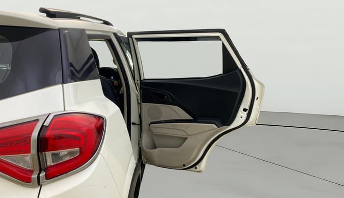 2022 Mahindra XUV300 W8 (O) 1.2 PETROL AMT, Petrol, Automatic, 80,718 km, RHS Rear Door