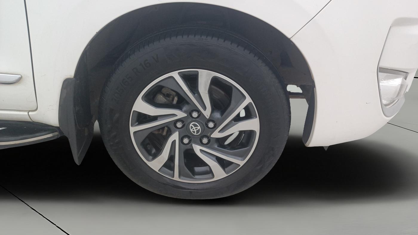 2024 Toyota Innova Crysta GX Plus 8 STR, Diesel, Manual, 69,437 km, Right Front Wheel
