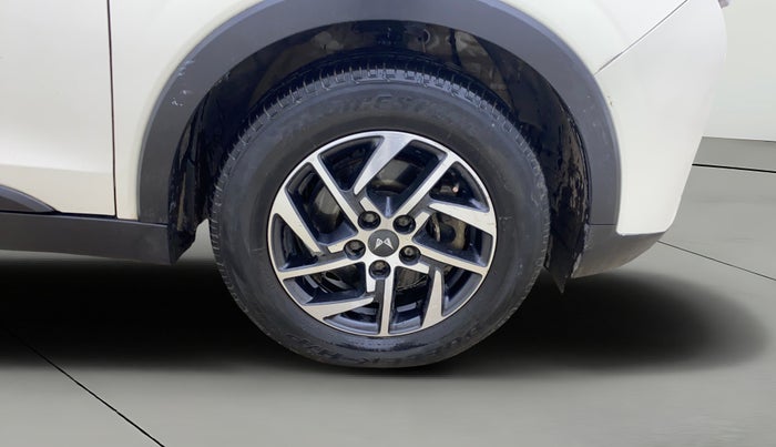 2023 Mahindra XUV300 W8 (O) 1.5 DIESEL AMT, Diesel, Automatic, 90,866 km, Right Front Wheel