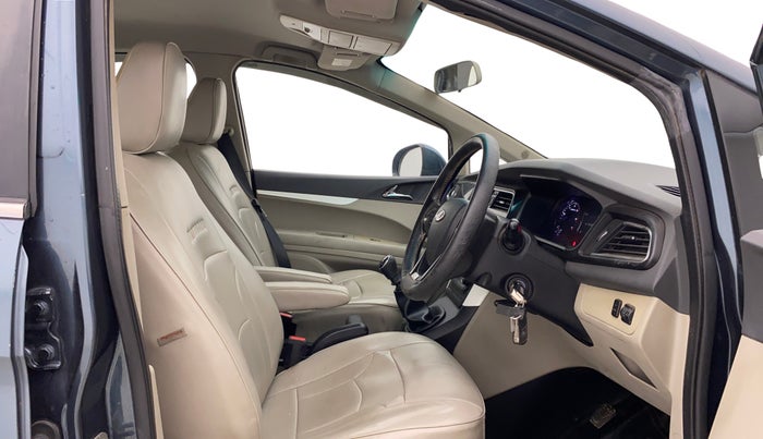 2019 Mahindra MARAZZO M6 8 STR, Diesel, Manual, 81,371 km, Right Side Front Door Cabin