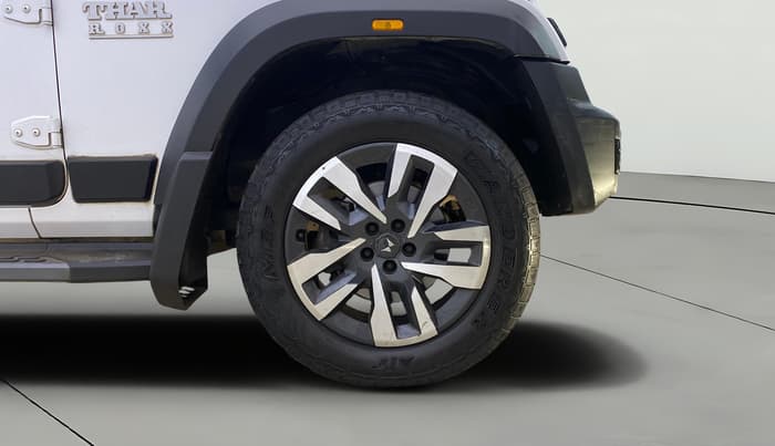 2025 Mahindra Thar Roxx  AX7 L Petrol AT 2WD, Petrol, Automatic, 29,898 km, Right Front Wheel