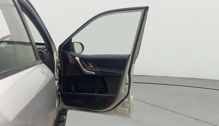 2015 Mahindra XUV500 W6, Diesel, Manual, 1,33,678 km, RHS Front Door