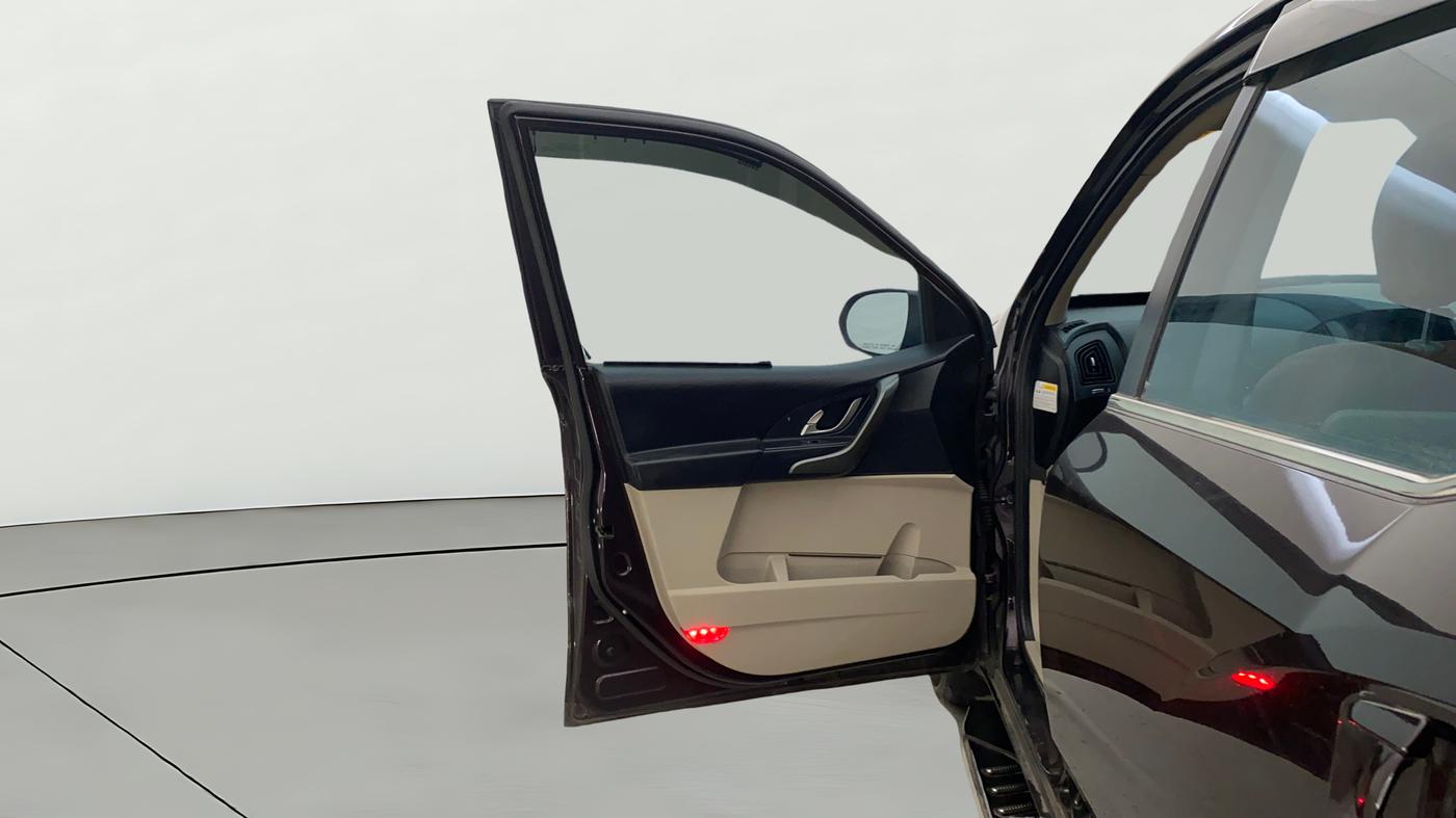 2018 Mahindra XUV500 W10 AT, Diesel, Automatic, 99,702 km, LHS Front Door