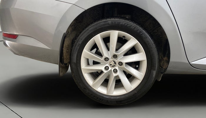 2016 Skoda Superb L&K 1.8 TSI AT, Petrol, Automatic, 1,05,887 km, Right Rear Wheel