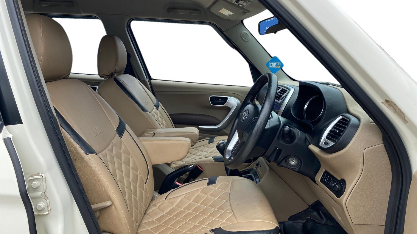2017 Mahindra TUV300 T8, Diesel, Manual, 24,875 km, Right Side Front Door Cabin