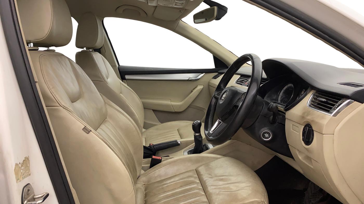 2019 Skoda Octavia STYLE 1.4 TSI, Petrol, Manual, 1,07,990 km, Right Side Front Door Cabin