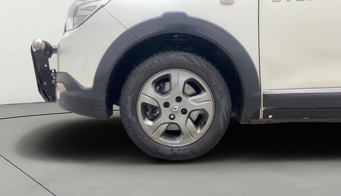 2015 Renault Lodgy 110 PS RXZ STEPWAY 8 STR, Diesel, Manual, 28,953 km, Left Front Wheel