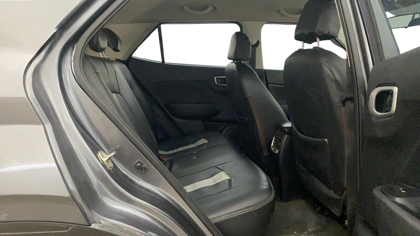 2022 Hyundai VENUE S+ 1.2, CNG, Manual, 56,314 km, Right Side Rear Door Cabin