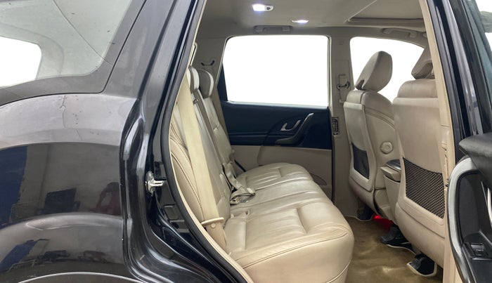 2017 Mahindra XUV500 W10 AT, Diesel, Automatic, 1,11,323 km, Right Side Rear Door Cabin