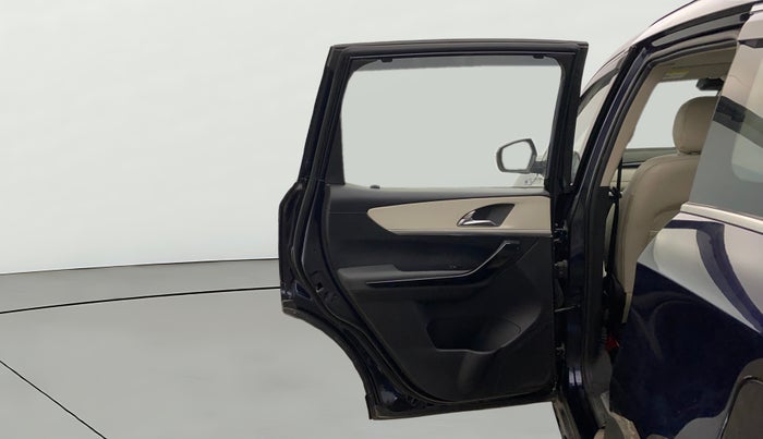 2022 Mahindra XUV700 AX 7 P AT 7 STR, Petrol, Automatic, 53,385 km, LHS Rear Door