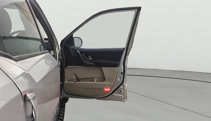 2015 Mahindra XUV500 W8, Diesel, Manual, 86,787 km, RHS Front Door