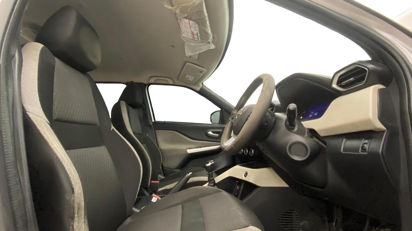 2021 Nissan MAGNITE XV MT, Petrol, Manual, 1,21,424 km, Right Side Front Door Cabin