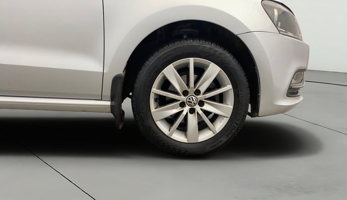 2014 Volkswagen Polo HIGHLINE1.2L, Petrol, Manual, 1,28,170 km, Right Front Wheel