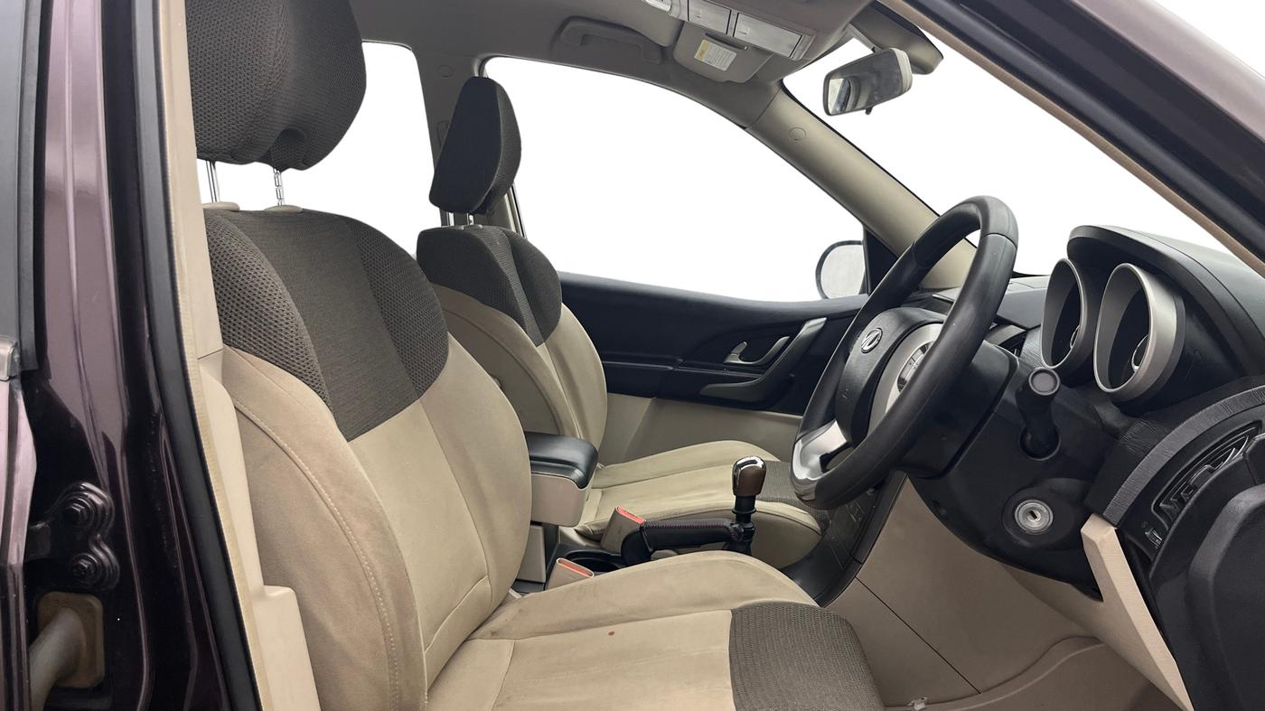 2015 Mahindra XUV500 W6, Diesel, Manual, 1,10,007 km, Right Side Front Door Cabin