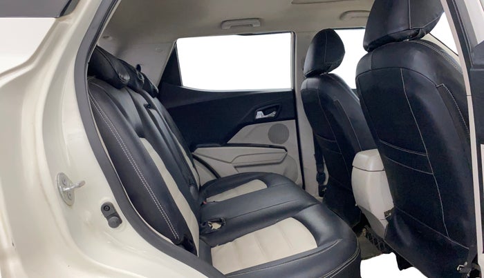 2022 Mahindra XUV300 W8 (O) 1.5 DIESEL, Diesel, Manual, 57,976 km, Right Side Rear Door Cabin
