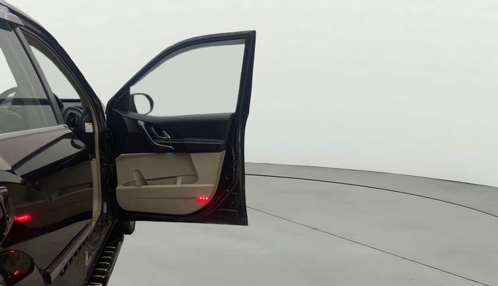 2016 Mahindra XUV500 W10, Diesel, Manual, 69,315 km, RHS Front Door