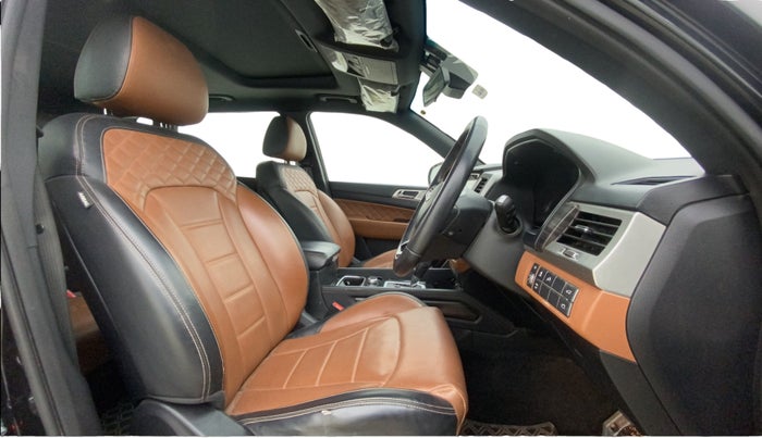 2022 Mahindra ALTURAS G4 4WD AT, Diesel, Automatic, 31,163 km, Right Side Front Door Cabin