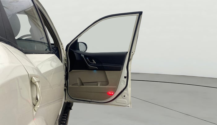 2017 Mahindra XUV500 W9 AT, Diesel, Automatic, 49,973 km, RHS Front Door