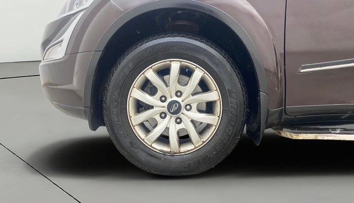 2016 Mahindra XUV500 W10, Diesel, Manual, 69,315 km, Left Front Wheel