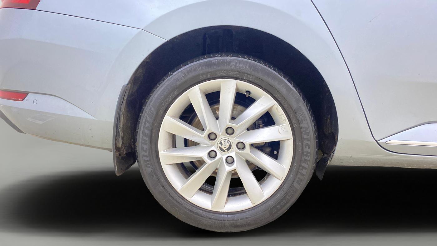 2018 Skoda Superb L&K 1.8 TSI AT, Petrol, Automatic, 70,106 km, Right Rear Wheel