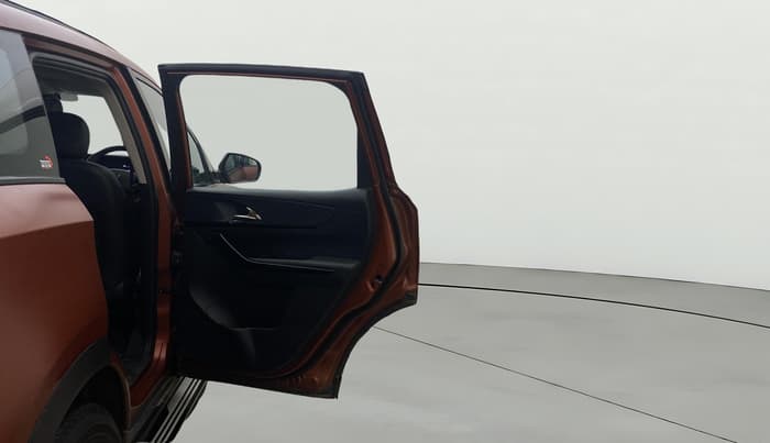 2024 Mahindra XUV700 AX 7 LUXURY P AT 7 STR, Petrol, Automatic, 28,763 km, RHS Rear Door