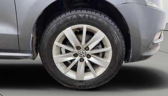 2015 Volkswagen Polo COMFORTLINE 1.2L, Petrol, Manual, 1,10,848 km, Right Front Wheel