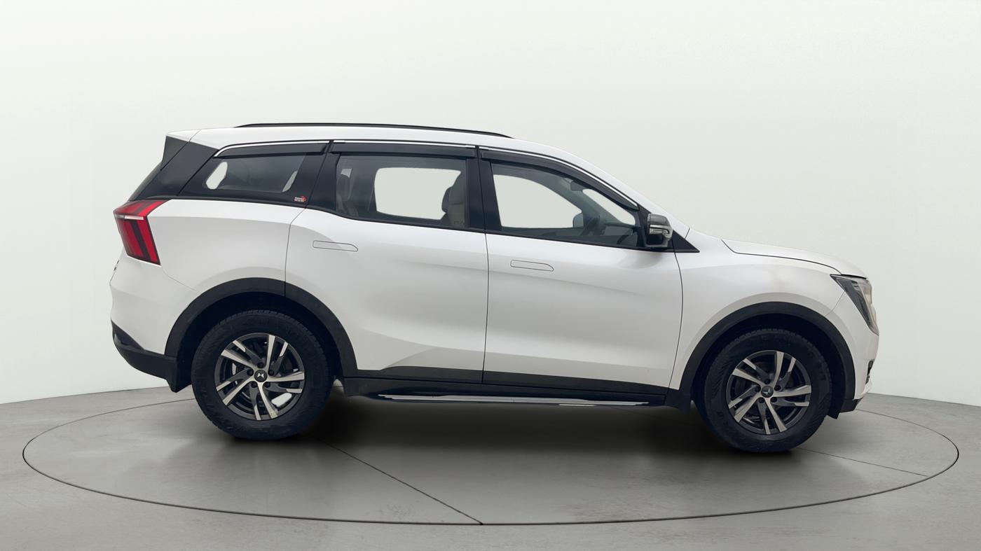 2023 Mahindra XUV700 AX 5 D AT 7 STR, Diesel, Automatic, 1,26,913 km, Right Side View