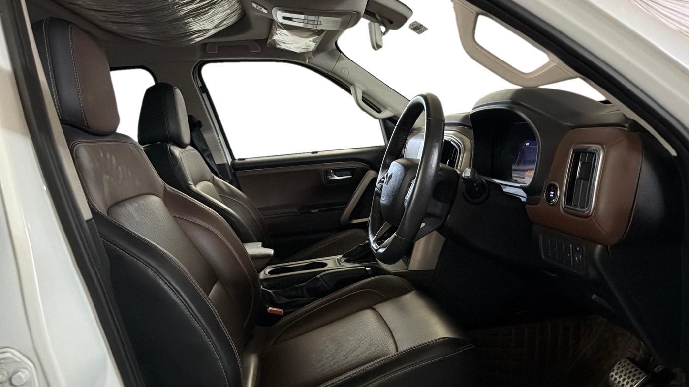 2023 Mahindra SCORPIO-N Z8 PETROL AT 7 STR, Petrol, Automatic, 21,523 km, Right Side Front Door Cabin