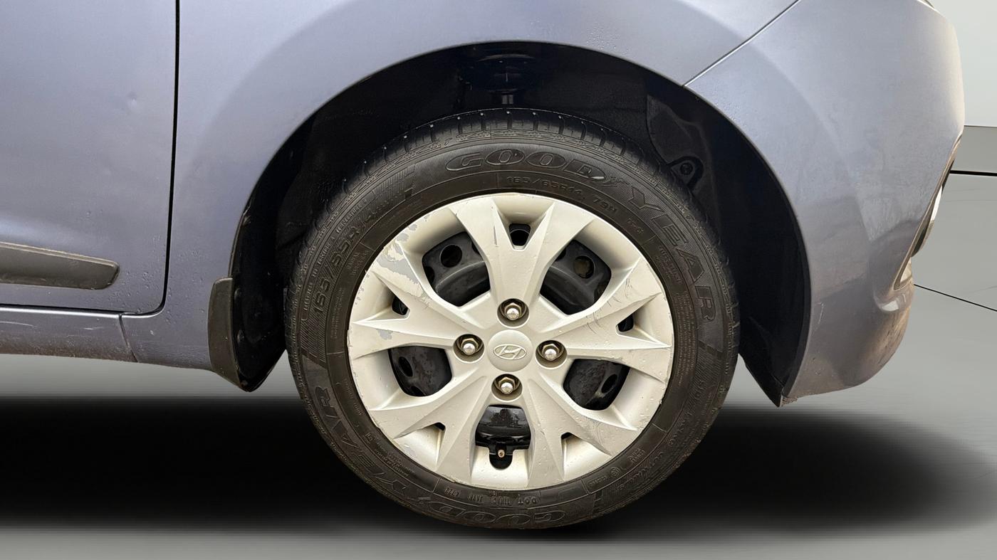 2016 Hyundai Grand i10 SPORTZ 1.2 KAPPA VTVT, Petrol, Manual, 35,689 km, Right Front Wheel