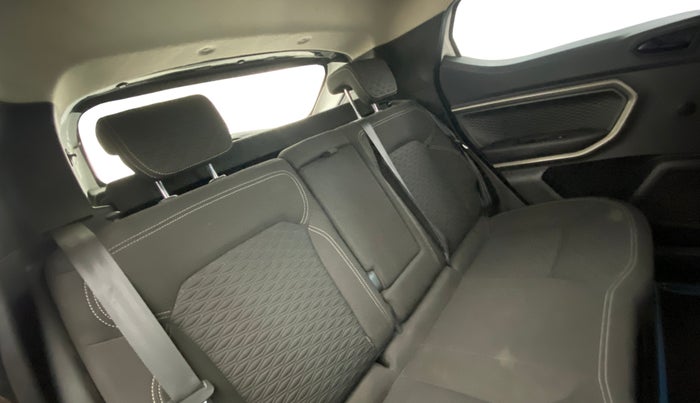 2022 Renault Kiger RXZ MT DUAL TONE, Petrol, Manual, 43,205 km, Right Side Rear Door Cabin