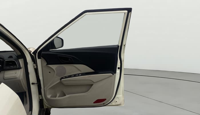 2019 Mahindra XUV300 W6 1.5 DIESEL, Diesel, Manual, 1,09,569 km, RHS Front Door