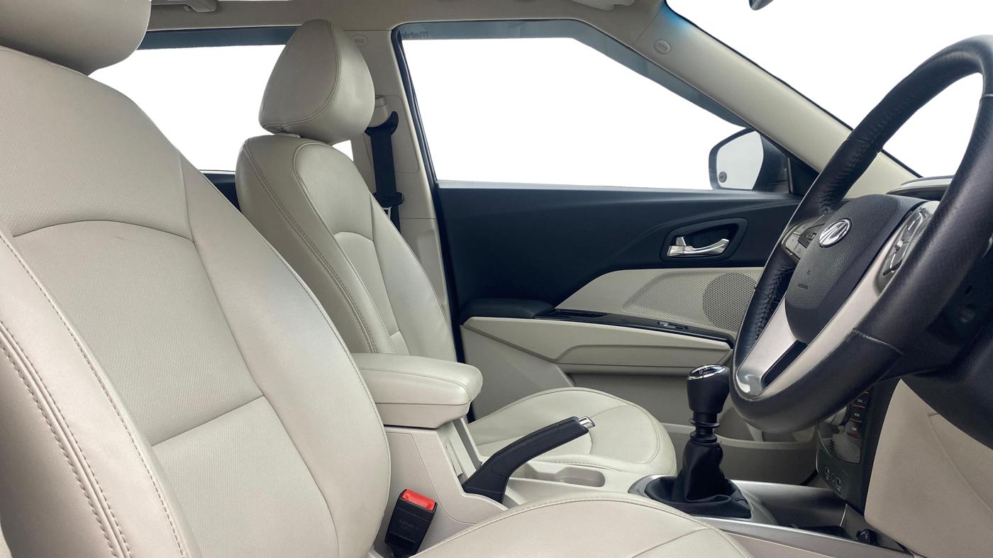 2021 Mahindra XUV300 W8 (O) 1.2 PETROL, Petrol, Manual, 37,567 km, Right Side Front Door Cabin