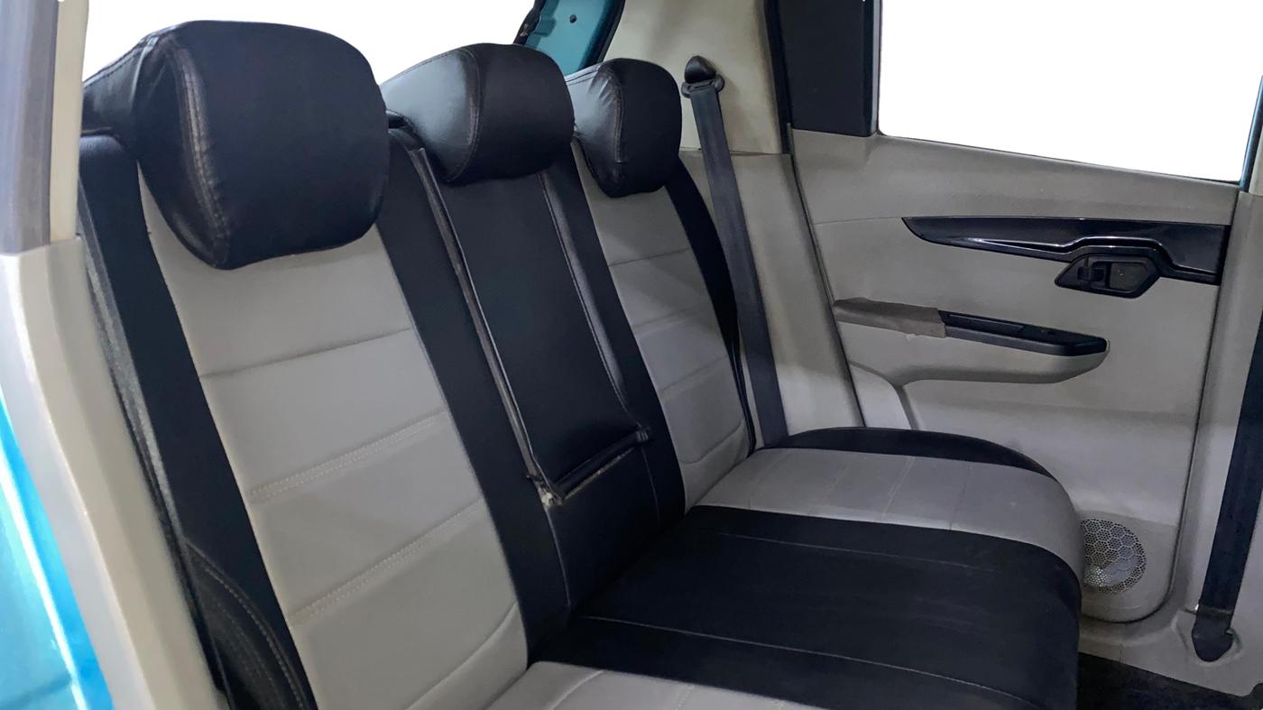 2015 Mahindra Kuv100 K8 6 STR, Petrol, Manual, 33,801 km, Right Side Rear Door Cabin