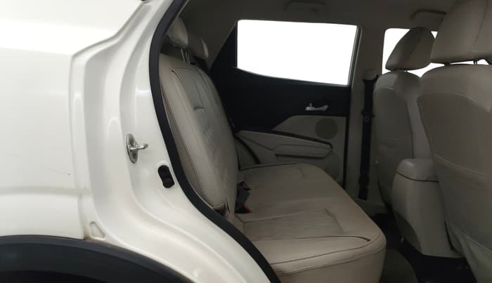 2022 Mahindra XUV300 W8 1.2 PETROL, Petrol, Manual, 39,574 km, Right Side Rear Door Cabin