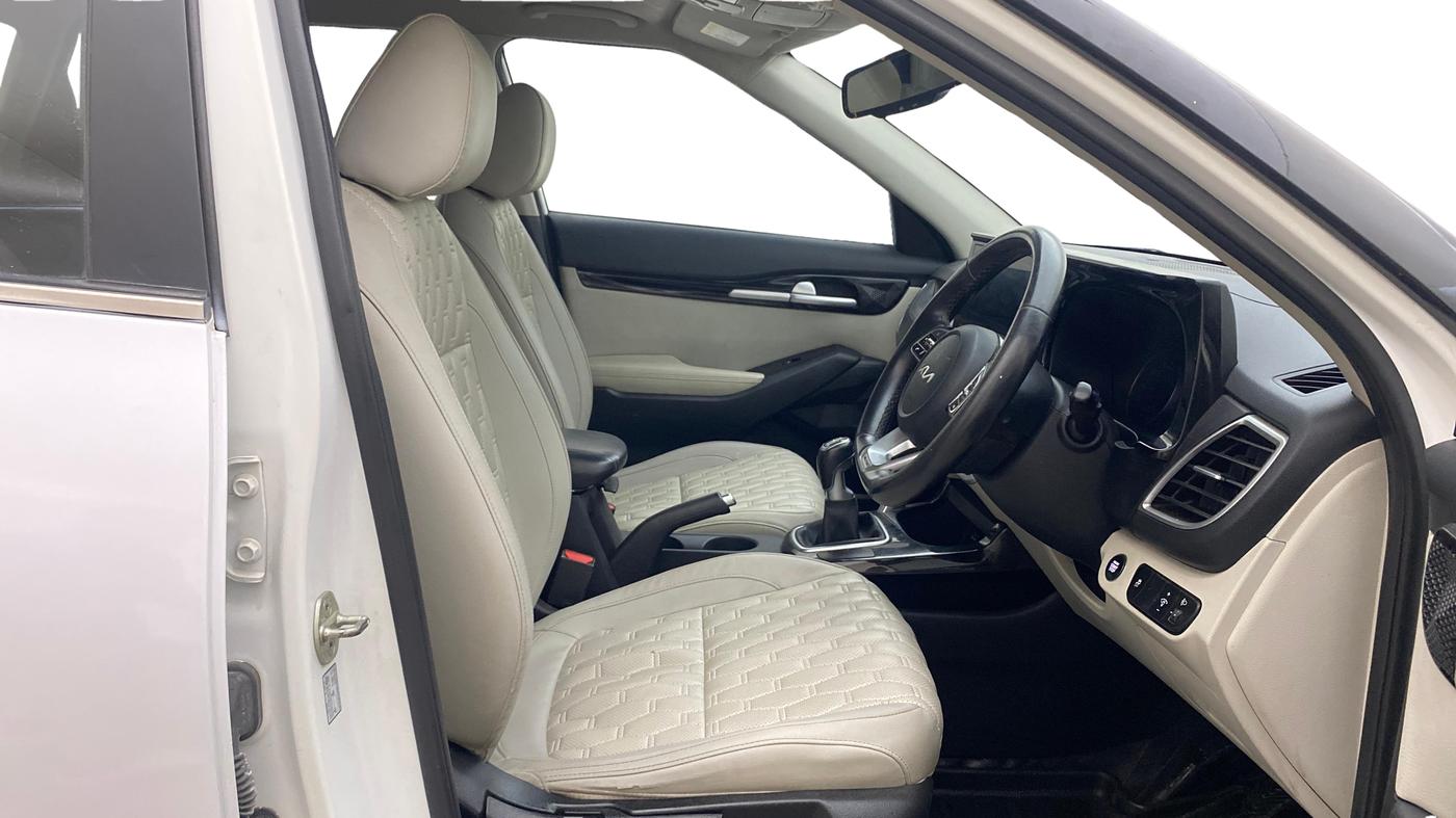 2021 KIA SELTOS HTX 1.5 PETROL DUAL TONE, Petrol, Manual, 1,36,512 km, Right Side Front Door Cabin
