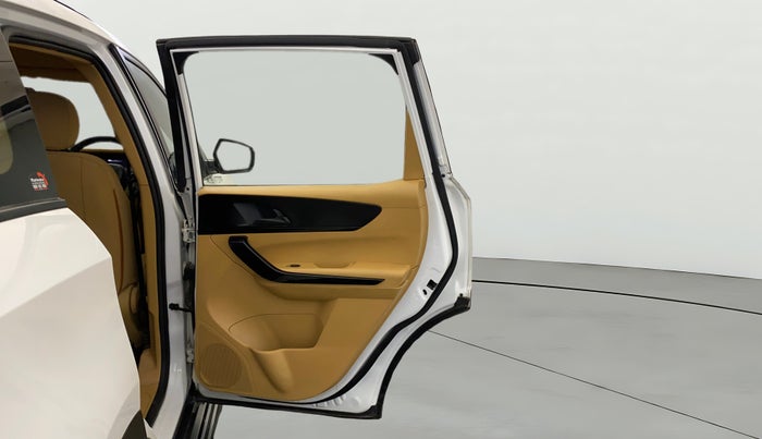 2021 Mahindra XUV700 AX 3 P MT 5 STR, Petrol, Manual, 15,831 km, RHS Rear Door