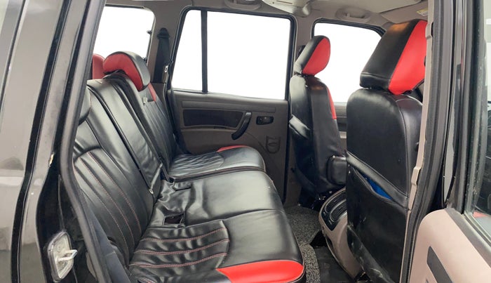 2013 Mahindra Scorpio VLX 2WD AIRBAG, Diesel, Manual, 1,44,881 km, Right Side Rear Door Cabin