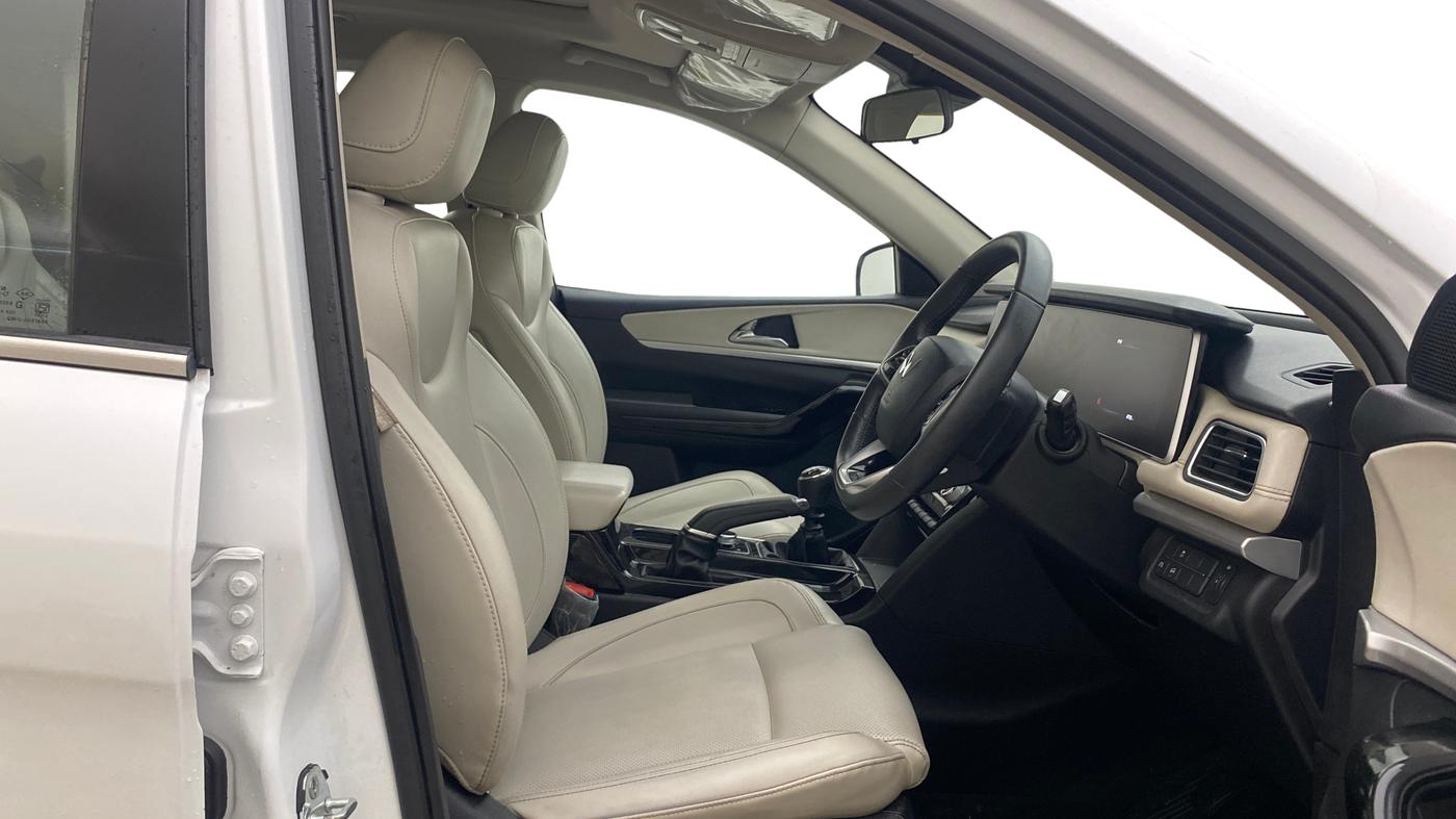 2023 Mahindra XUV700 AX 7 D MT 7 STR, Diesel, Manual, 47,113 km, Right Side Front Door Cabin