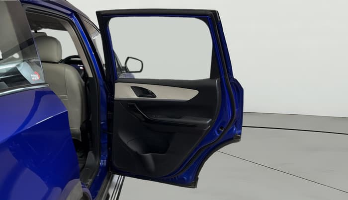2022 Mahindra XUV700 AX 5 P AT 5 STR, Petrol, Automatic, 38,972 km, RHS Rear Door