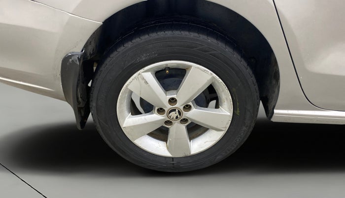 2016 Skoda Rapid AMBITION 1.6 MPI MT, Petrol, Manual, 82,089 km, Right Rear Wheel