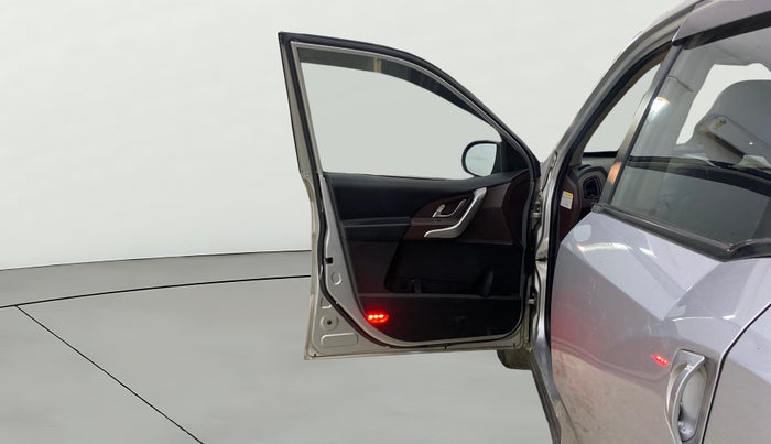 2014 Mahindra XUV500 W8, Diesel, Manual, 1,41,065 km, LHS Front Door