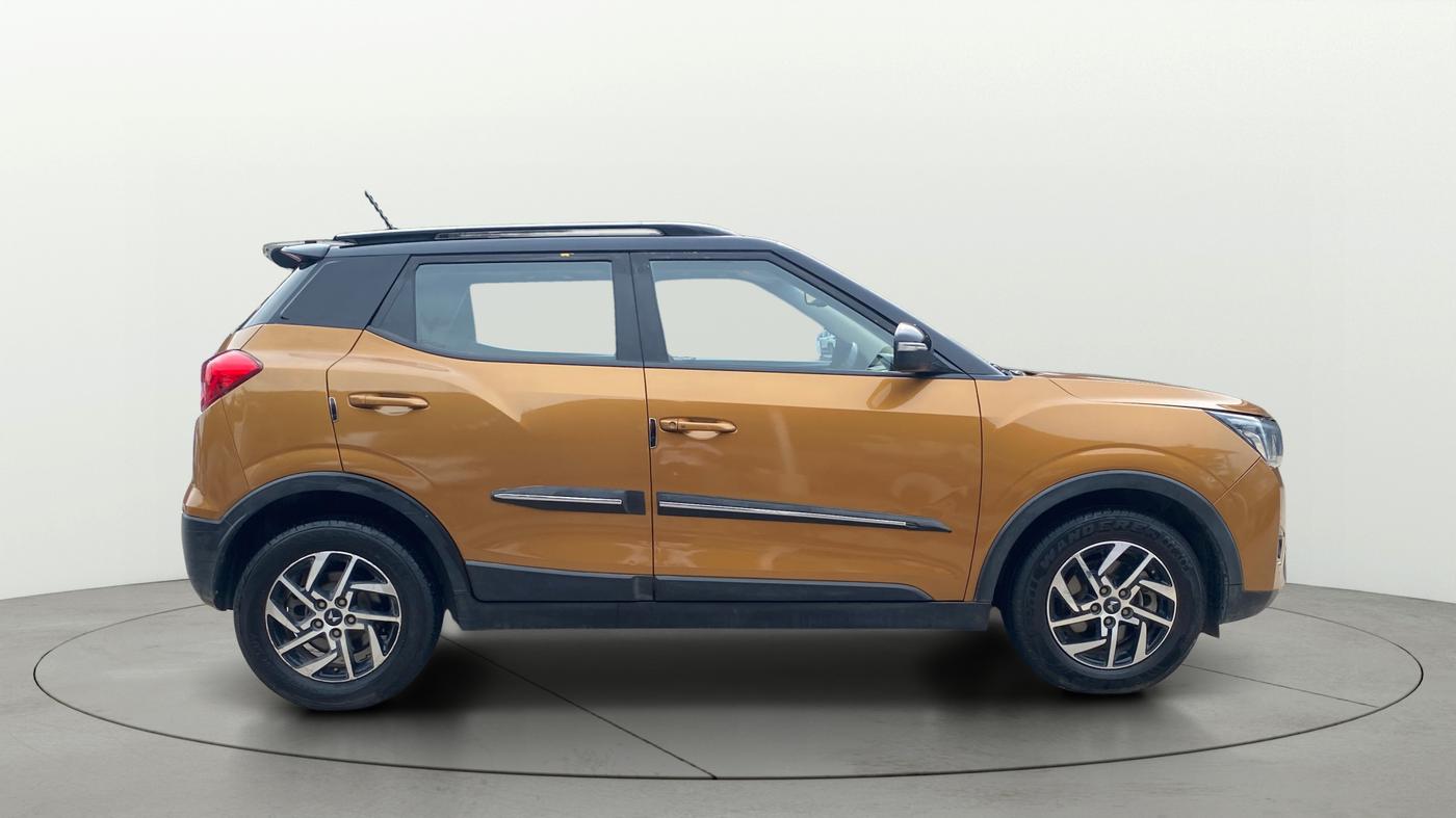 2022 Mahindra XUV300 W8(O) 1.2 PETROL DUAL TONE, Petrol, Manual, 66,105 km, Right Side View