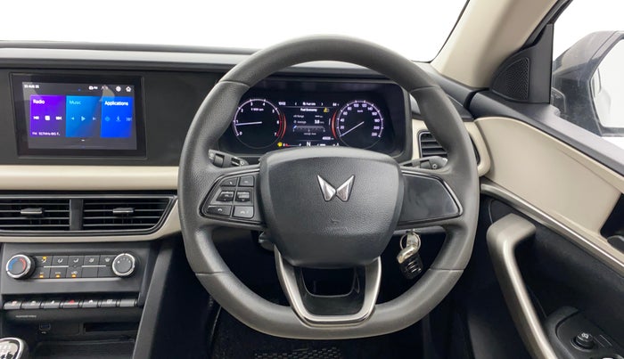 2022 Mahindra XUV700 MX P MT 5 STR, Petrol, Manual, 46,922 km, Steering Wheel Close Up