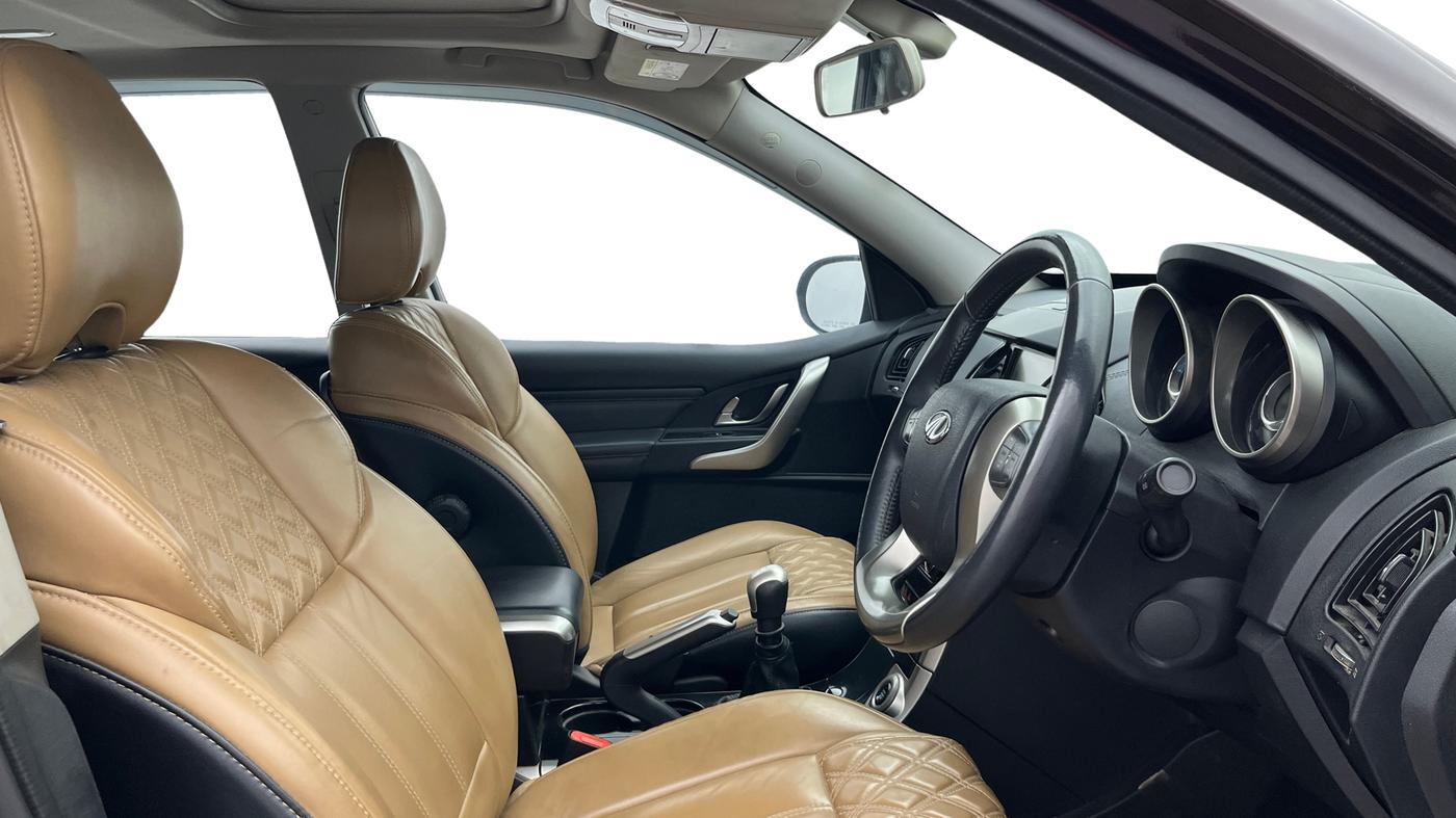 2019 Mahindra XUV500 W11, Diesel, Manual, 58,142 km, Right Side Front Door Cabin