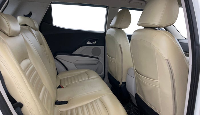 2022 Mahindra XUV300 W8 1.2 PETROL, Petrol, Manual, 45,817 km, Right Side Rear Door Cabin