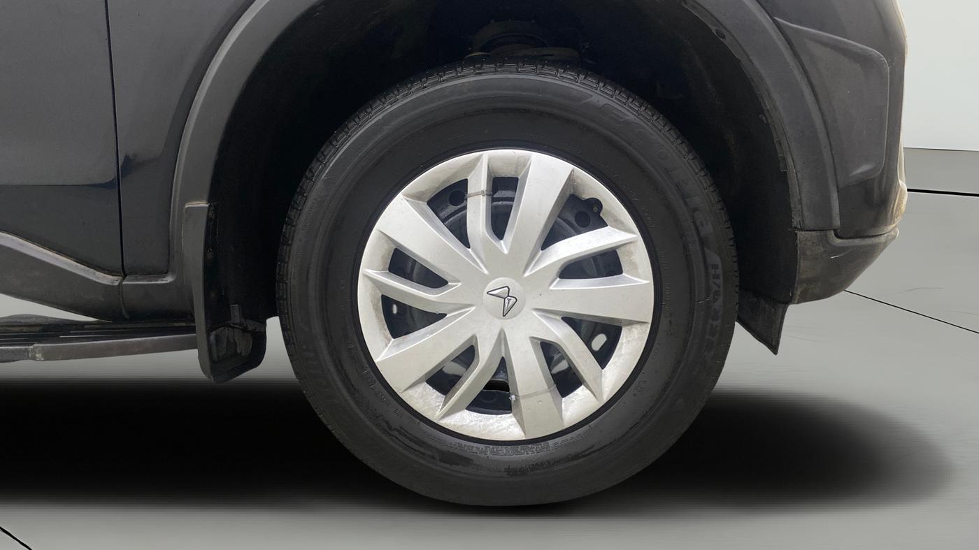 2023 Mahindra SCORPIO-N Z6 DIESEL MT 2WD 7 STR, Diesel, Manual, 75,690 km, Right Front Wheel