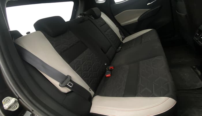 2025 Nissan MAGNITE Tekna HRAO 1.0 Turbo Petrol CVT, Petrol, Automatic, 32,749 km, Right Side Rear Door Cabin