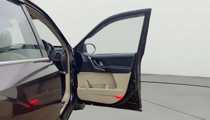 2017 Mahindra XUV500 W10, Diesel, Manual, 83,342 km, RHS Front Door