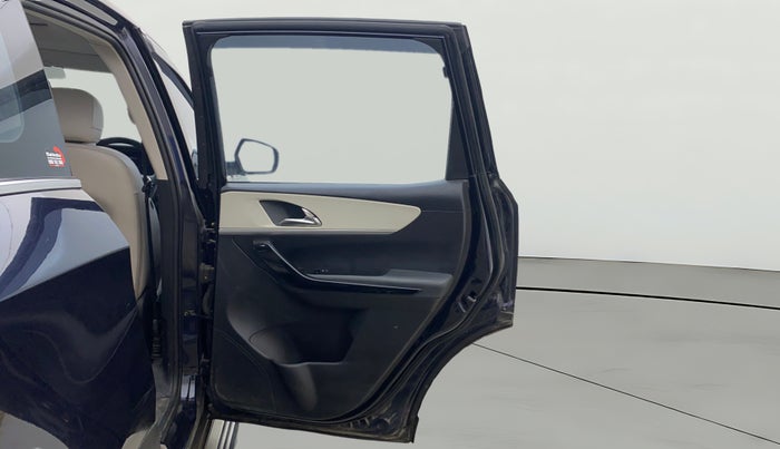 2023 Mahindra XUV700 AX 7 D MT 7 STR, Diesel, Manual, 1,37,545 km, RHS Rear Door