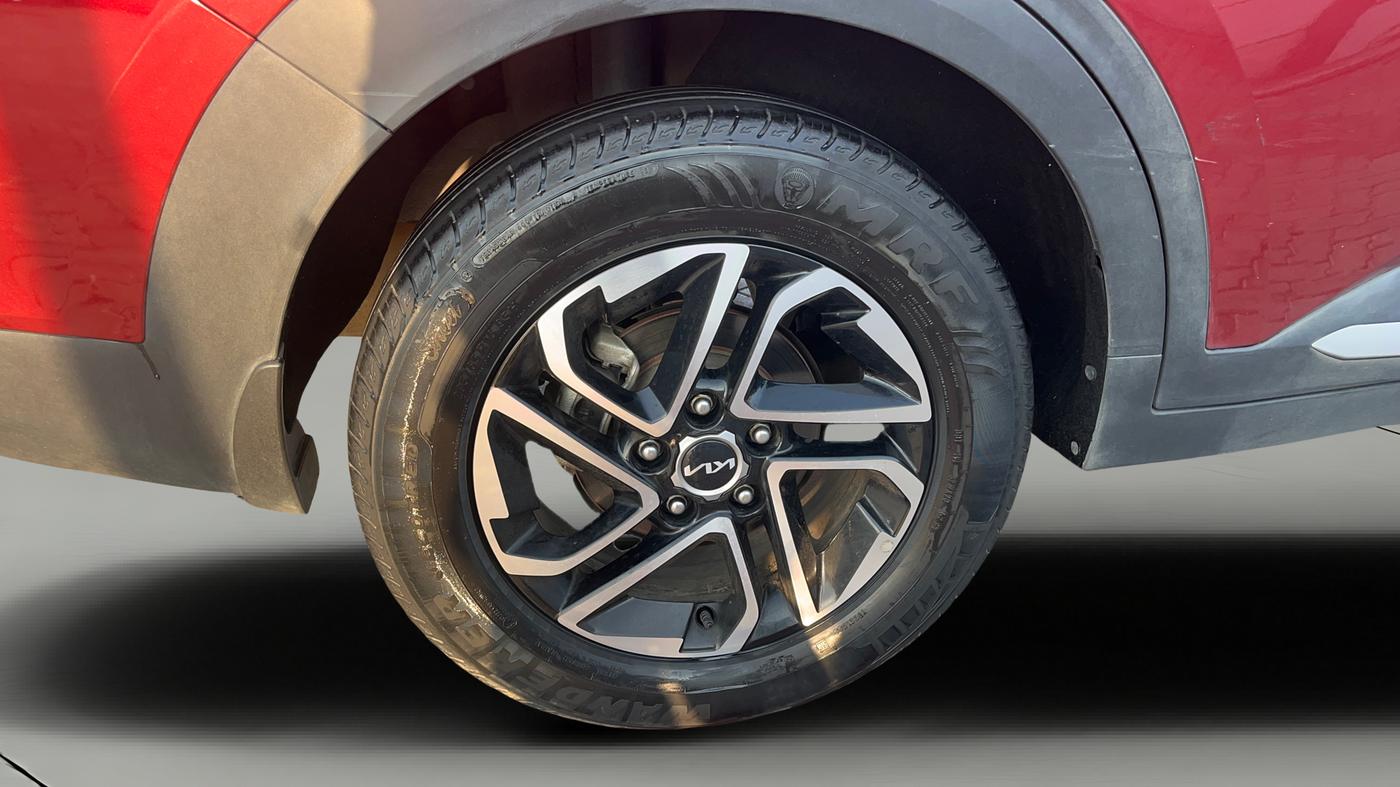 2022 KIA CARENS LUXURY PLUS 1.4 PETROL 7 STR, Petrol, Manual, 68,570 km, Right Rear Wheel